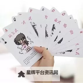 趣味十足！两人在床上打扑克免费网站尽享甜蜜时光图1