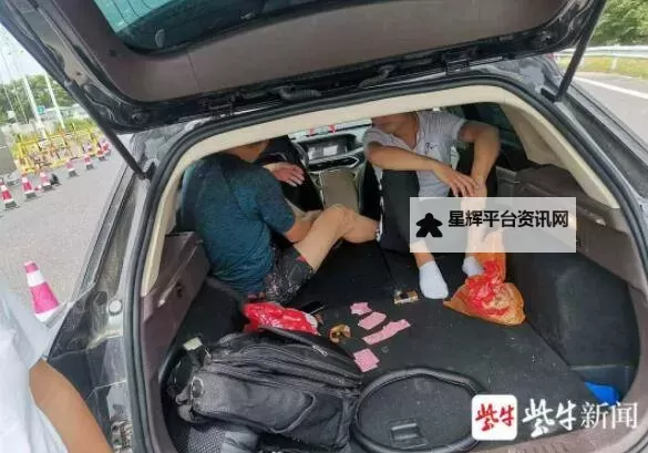 在车里打扑克又疼又叫：意想不到的惊险一幕图1