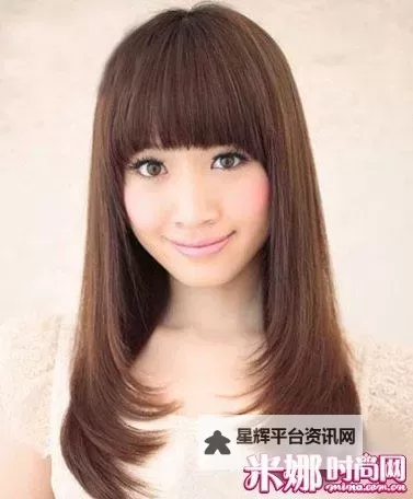打造自然动人造型:直发梨花头的完美搭配指南图2