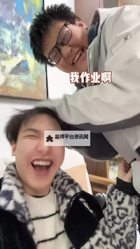 【趣味视频】坐在学长的巧克力棒上写作业的可爱瞬间分享图1
