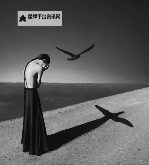 探索极致美与勇气：最大胆人体艺术摄影的艺术魅力图1