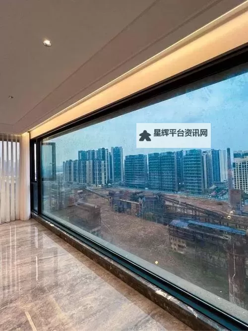 在落地玻璃窗c：开启梦境与现实的独特视界图1