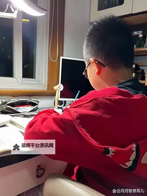 坐在学长的棒棒上学作业：一段难忘的校园趣事图1