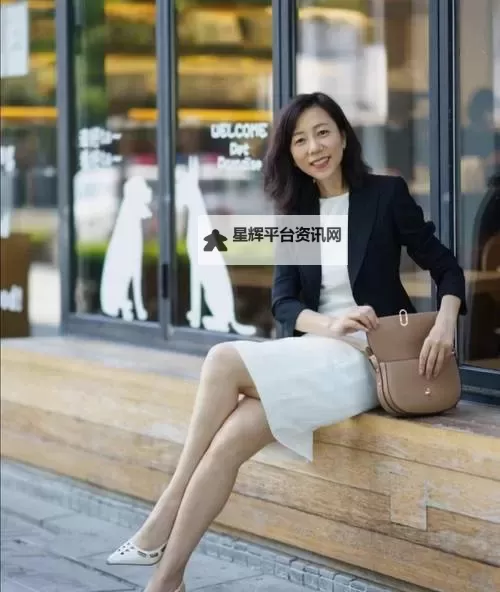 探索魅力无限：丁香熟女五月的迷人风采图1