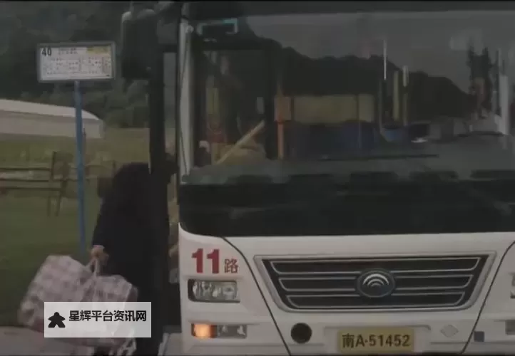公交车上电影：旅途中感官的奇幻盛宴图1
