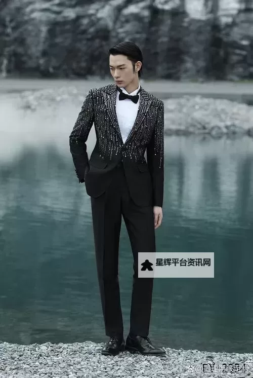 有道快贴助力商务人士:西装男的高效贴文神器图1