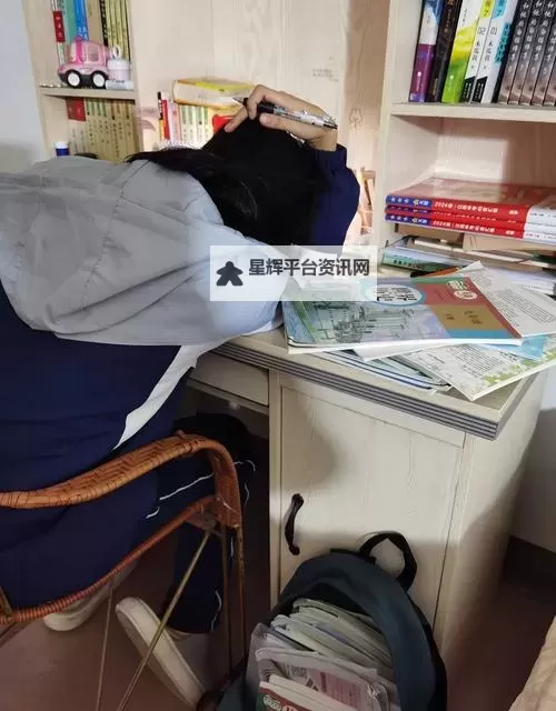 温馨瞬间：我坐在学长的上面写作业的趣事图1