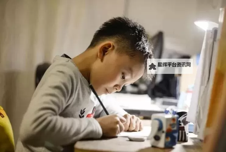 趣味校园:我竟然坐在学霸棍子上写作业图1