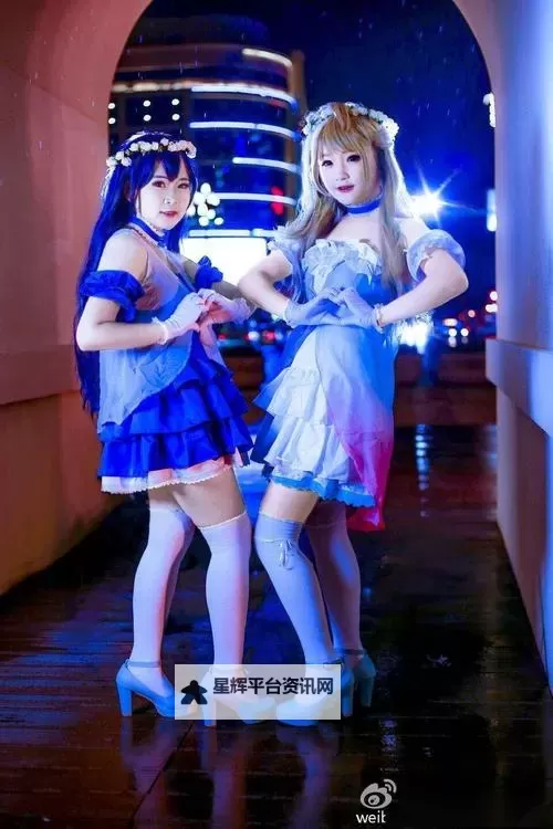 白丝足小鸟酱正在观看精彩动画的暖心时刻图1
