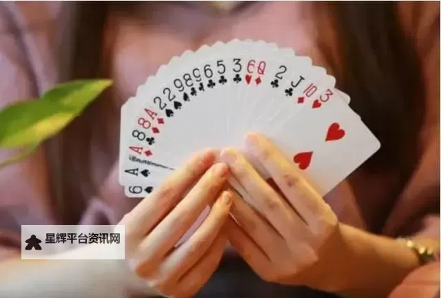 男女生甜蜜对决：男生和女生打扑克视频高清无限制在线观看图1