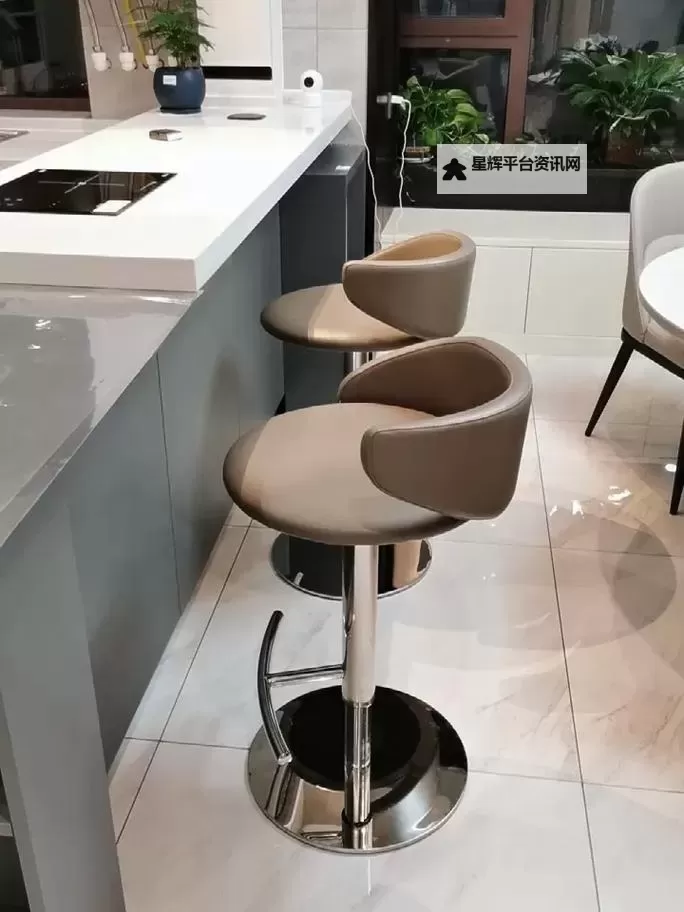 转过去趴翘高点打完坐高脚凳的精彩瞬间图1