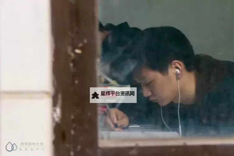 在没人的教学楼里做啊学长你视频：校园私密瞬间揭秘图1