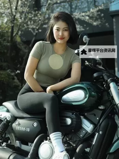 揭秘“天天插天天拍”：网络自拍视频背后的真实故事图1