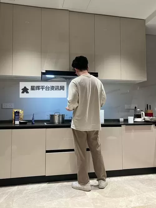 在做饭呢男朋友就开始了：厨房里的甜蜜日常图1