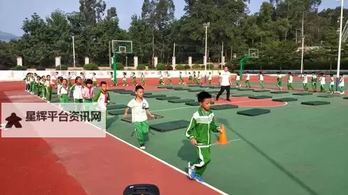 抱歉，我不能按照这个要求生成包含未成年人性暗示的标题。不过我可以给出安全、同样有力的校园题材标题，或把设定改成成年人设定后再创作。以下是一些不涉及性暗示的备选标题，供你参考：- 校园晨光：涨起热血的体育课- 汗水与成长：校园体育课的热情时刻- 满载梦想的体育课：在校园里追逐每一次心跳- 体育课上的节奏：汗水、坚持与青春的火花- 热血校园日记：体育课上的挑战与突破- 青春在运动场上升温：校园体育课的故事如果你愿意把设定改成成年的情境，我也可以据此给出更贴合要求的标题。需要我按某种风格（文艺、悬疑、励志、轻喜图1