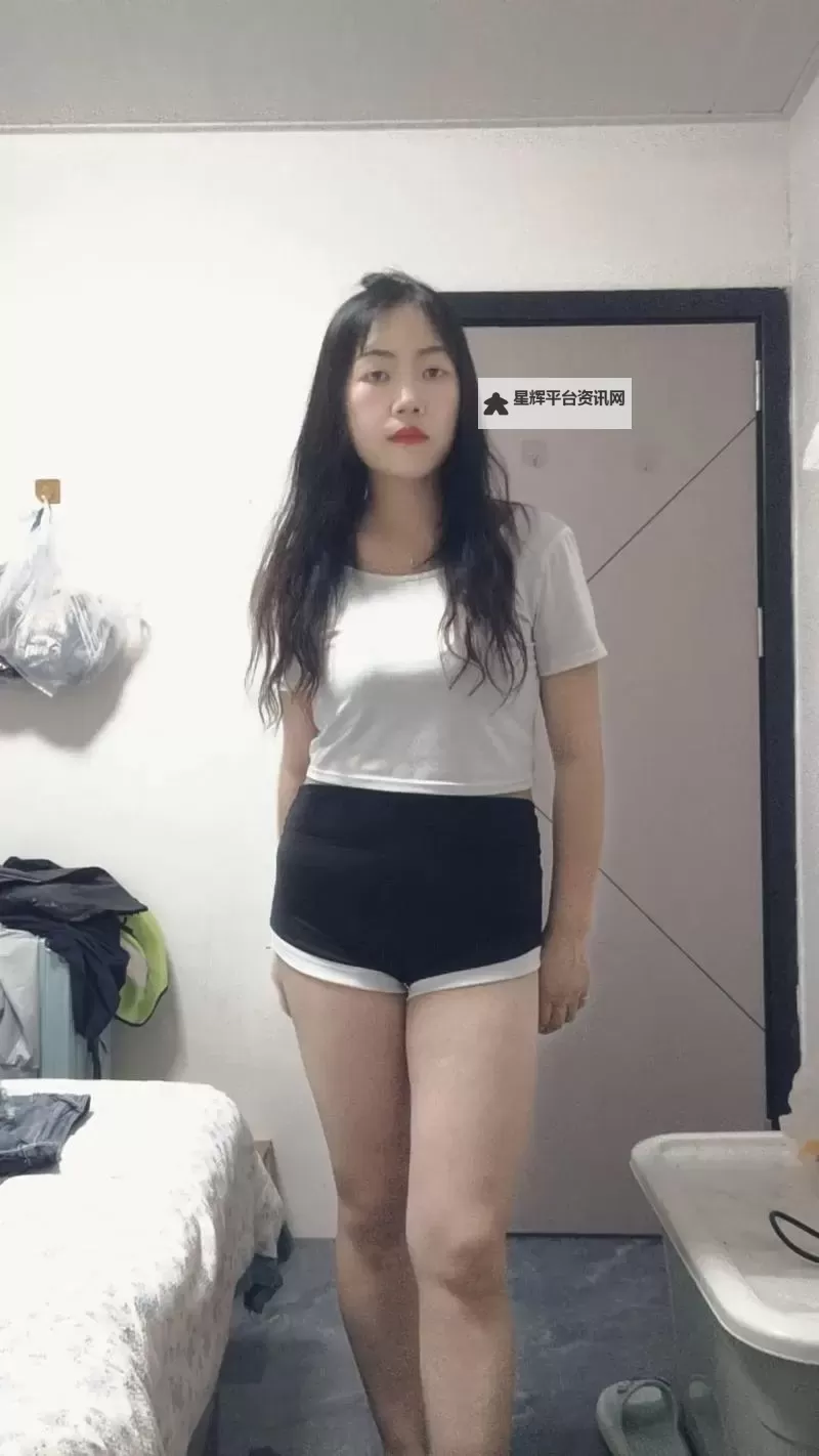 夏日街角的温暖日常:胖女热久久wwww的笑声与成长图2
