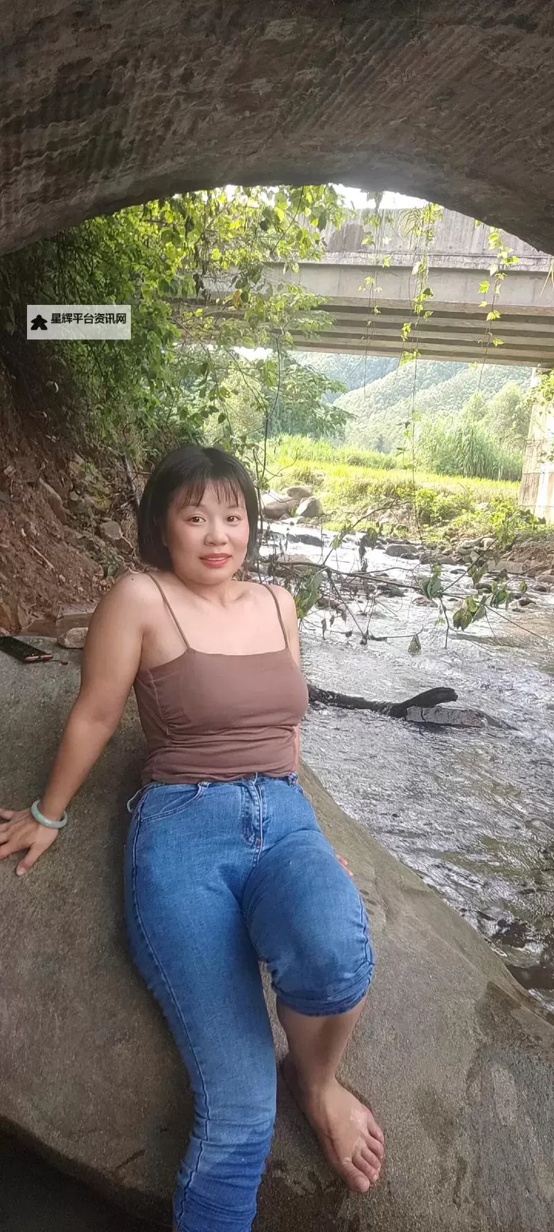 夏日街角的温暖日常:胖女热久久wwww的笑声与成长图1