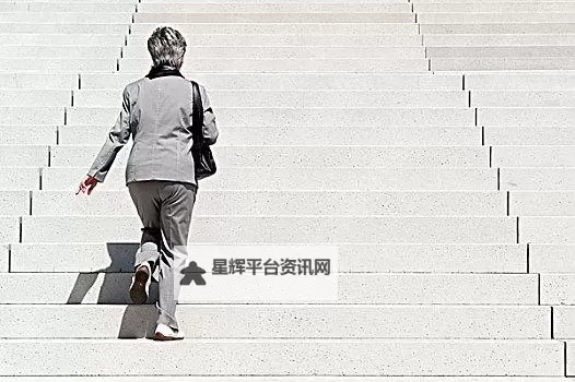 成长的阶梯：走楼梯每走一步就往上顶一下的隐喻图1