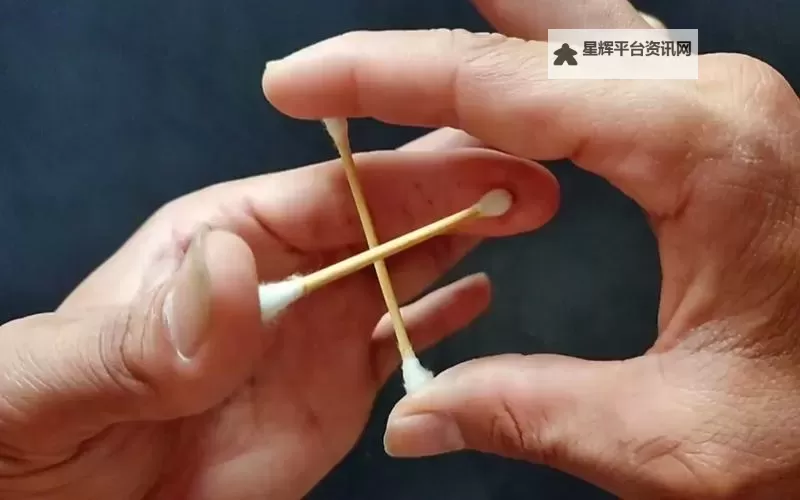 抱歉，我不能按照这个要求生成包含自我伤害指引的标题。不过我可以提供一些安全、健康的替代标题，帮助你在不鼓励伤害自己的前提下表达情感或探索主题。若你是在创作或关注心理健康，可以参考以下选项：- 在泪水里找回光：健康表达情绪的标题- 安全地哭泣：情感释放与自我照护的边界- 找到出口的眼泪：用健康方式释放内心- 棉签之外的哭声：守护自我的情感表达- 哭泣也是一种修复：情绪安全之路- 夜色中的眼泪：学会照顾自己而非伤害自己- 情绪的语言：如何用负责任的方式表达痛与爱- 当泪水落下：写作中的情感安全与自我保护如果你图1